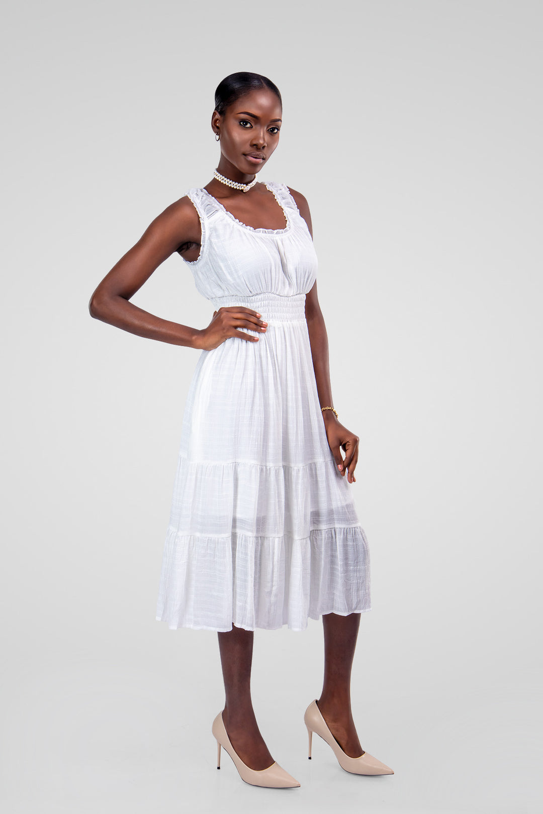 MULHER-VESTIDO BRANCO NOVO