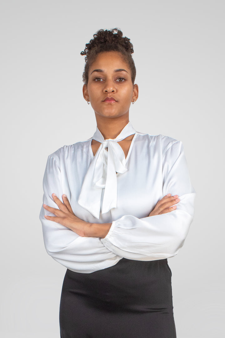 MULHER-BLUSA BRANCA NOVA