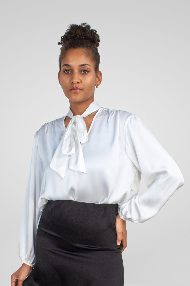 MULHER-BLUSA BRANCA NOVA