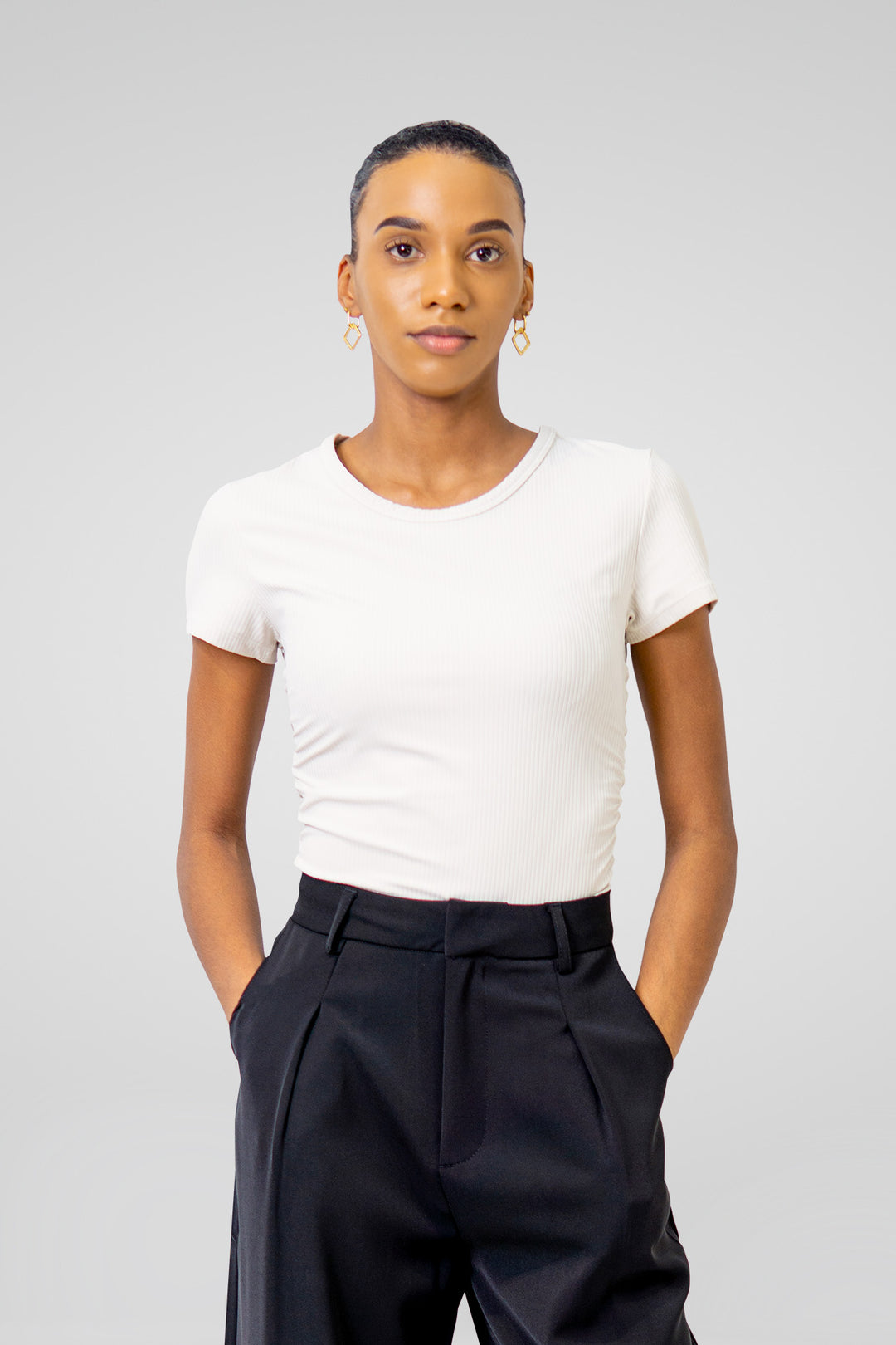 MULHER-BLUSA BRANCA NOVA