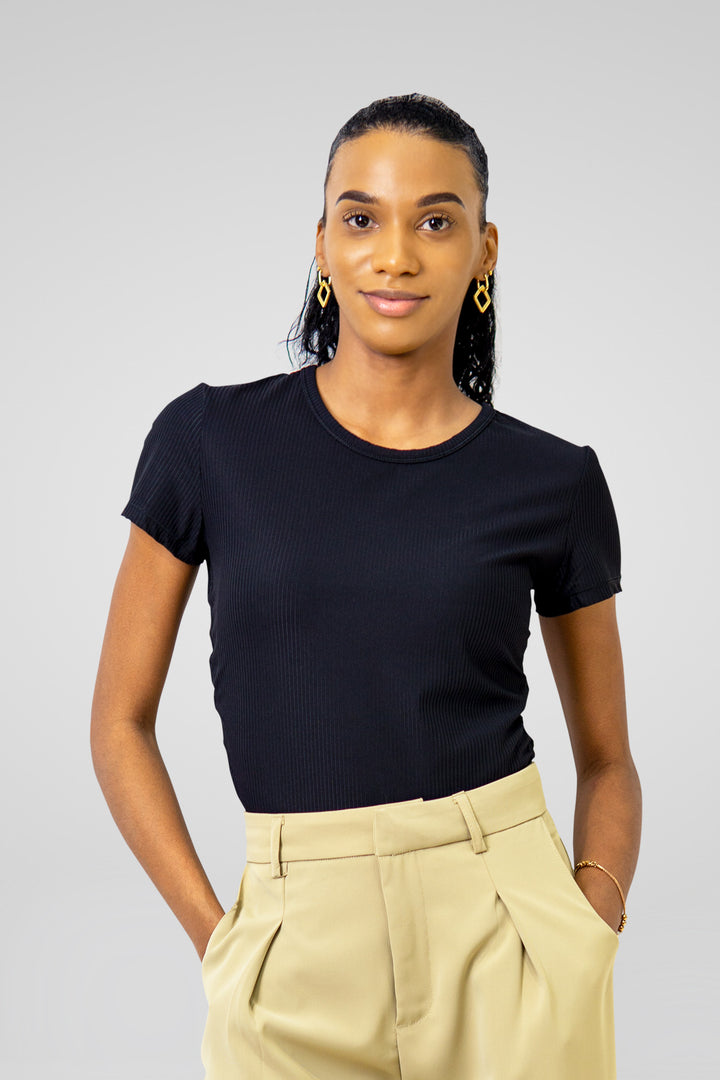 MULHER-BLUSA PRETA NOVA