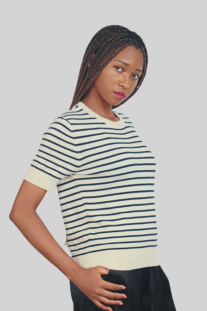 MULHER-BLUSA AZUL-ESCURA NOVA