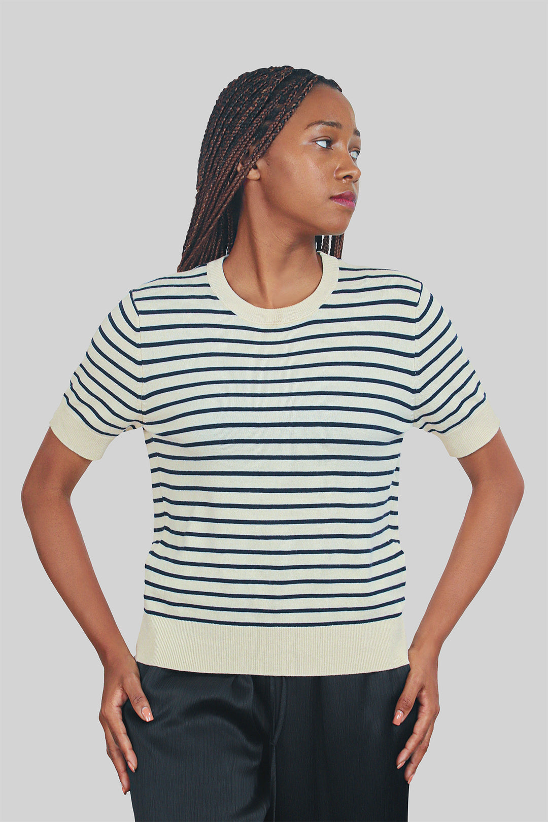 MULHER-BLUSA AZUL-ESCURA NOVA