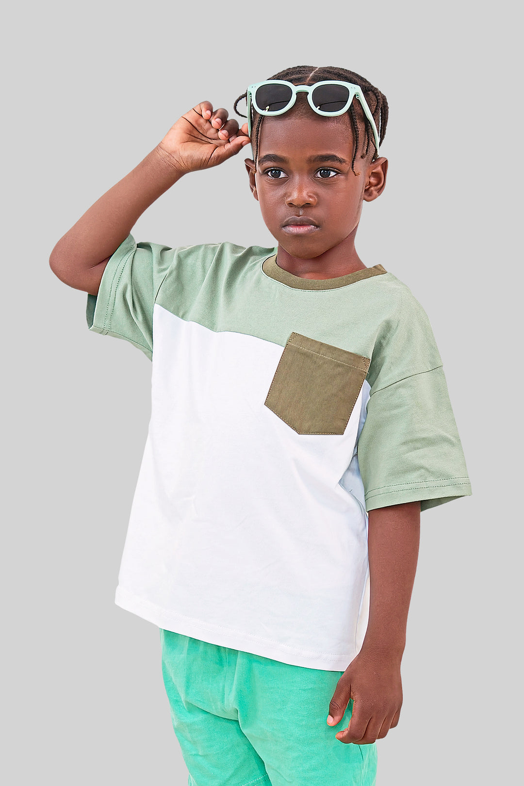 CRIANÇA- T-SHIRT VERDE E BRANCA NOVA