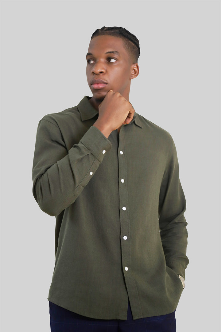 HOMEM-CAMISA VERDE NOVA