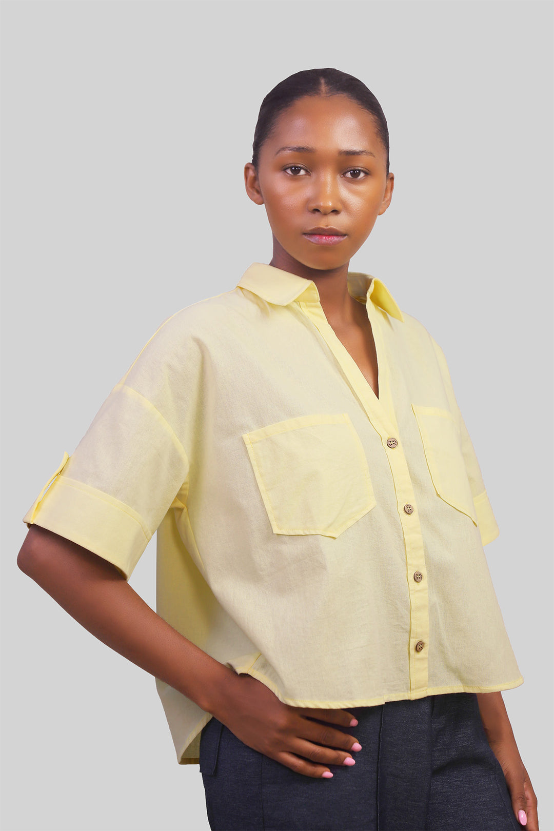 MULHER-CAMISA AMARELA NOVA