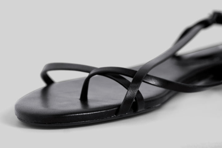 MULHER-SANDÁLIAS RASAS PRETAS NOVA