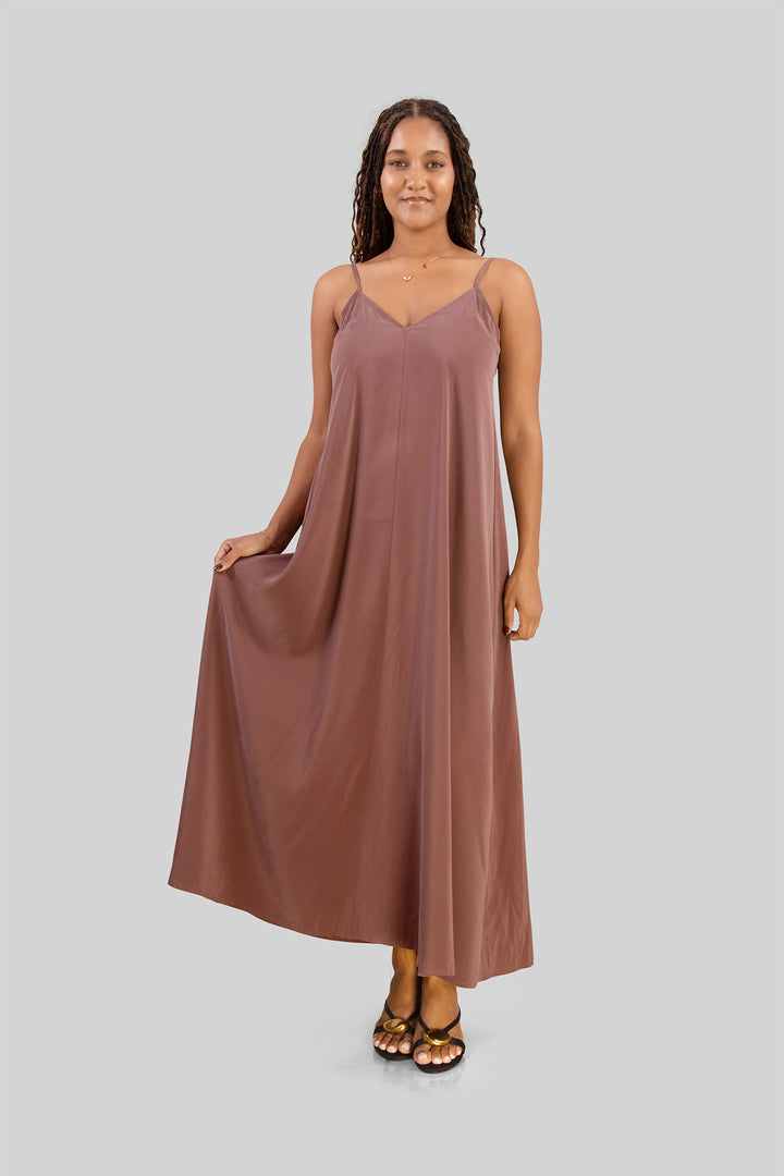 MULHER-VESTIDO CASTANHO NOVO