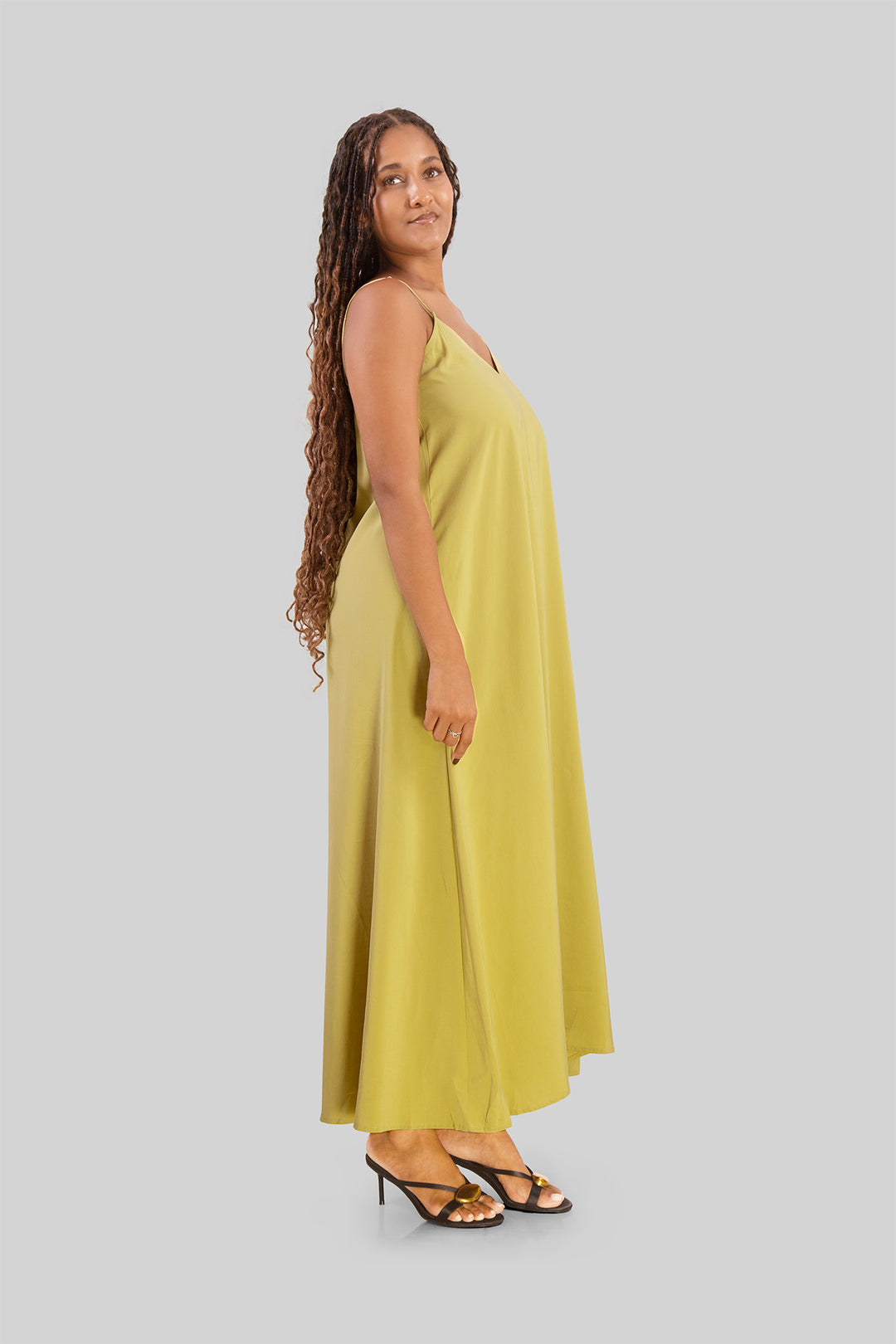 MULHER-VESTIDO VERDE NOVO