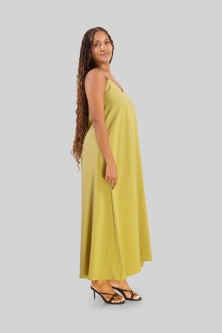 MULHER-VESTIDO VERDE NOVO