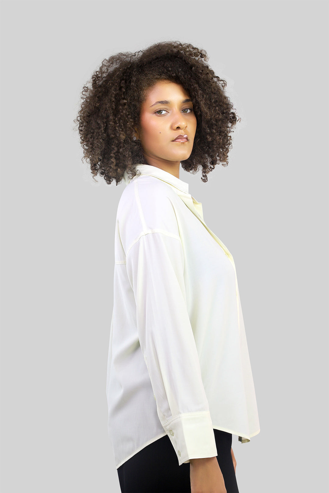 MULHER-CAMISA BEGE NOVA