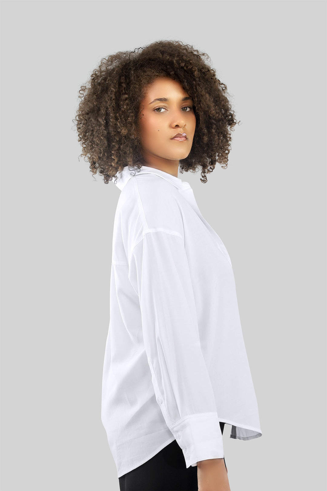 MULHER-CAMISA BRANCA NOVA