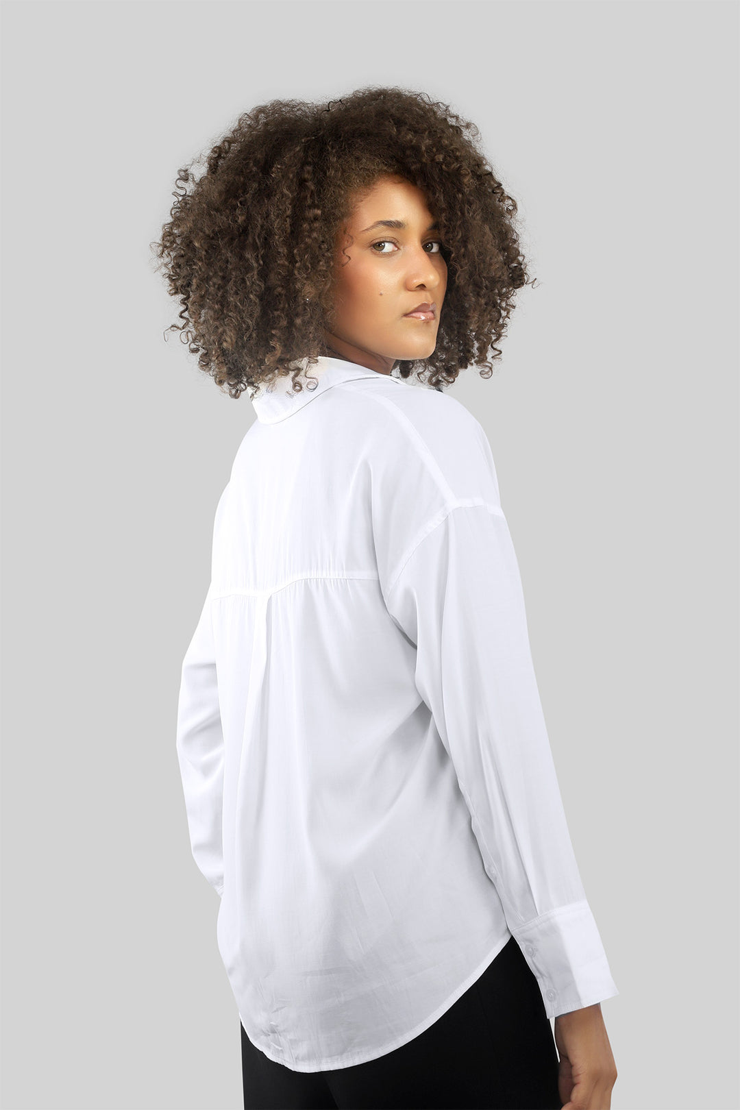 MULHER-CAMISA BRANCA NOVA