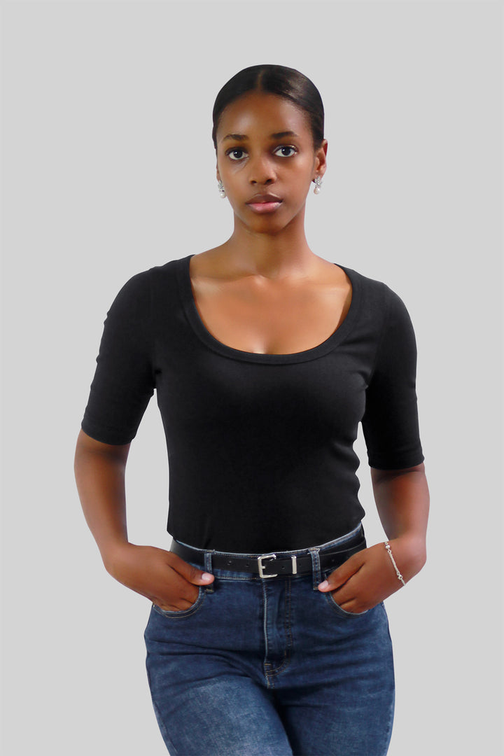 MULHER-BLUSA PRETA NOVA