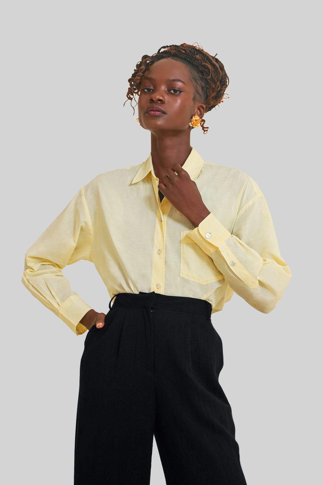 MULHER-CAMISA AMARELA NOVA