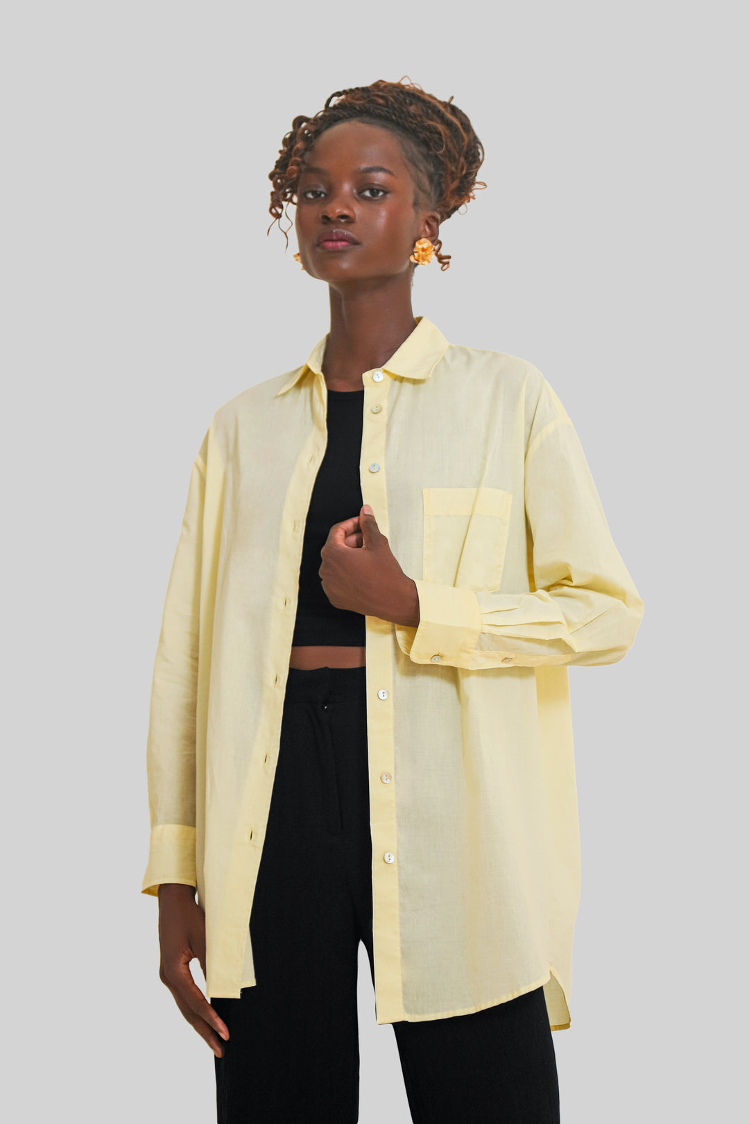 MULHER-CAMISA AMARELA NOVA