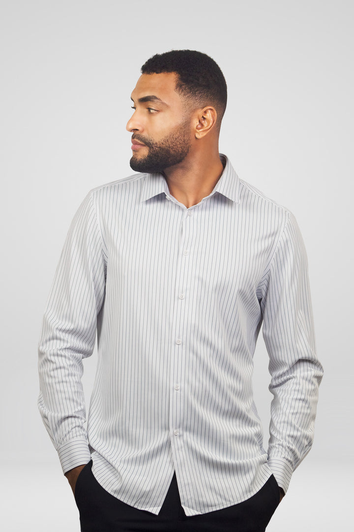 HOMEM-CAMISA AZUL E BRANCA AS RISCAS NOVA