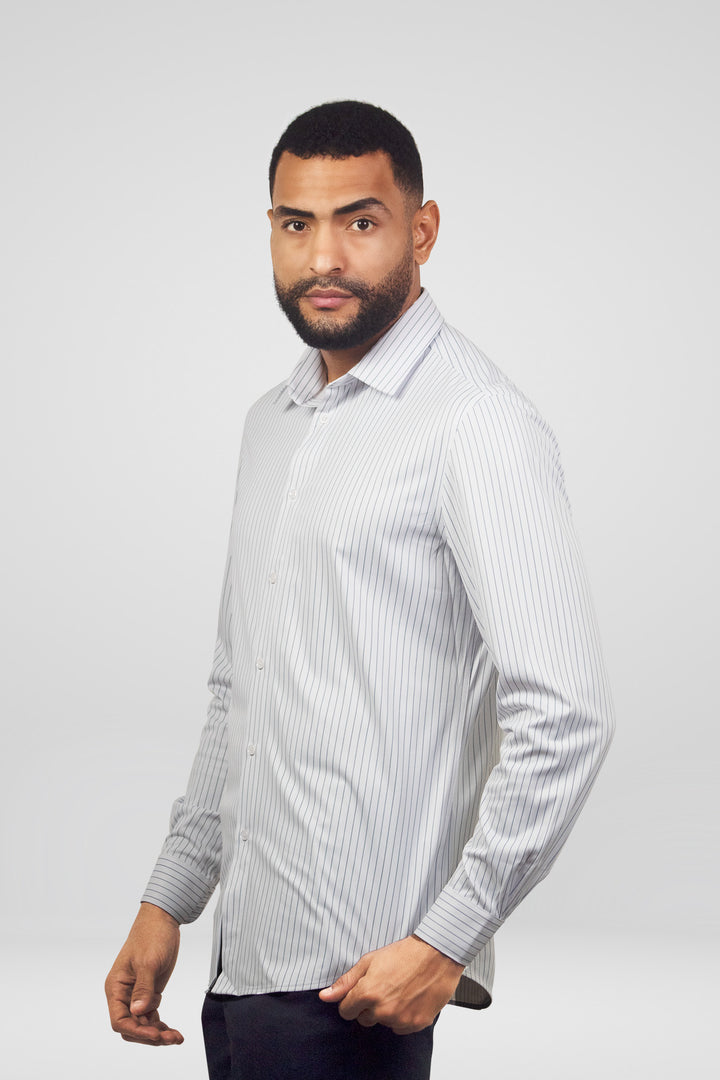 HOMEM-CAMISA AZUL E BRANCA AS RISCAS NOVA