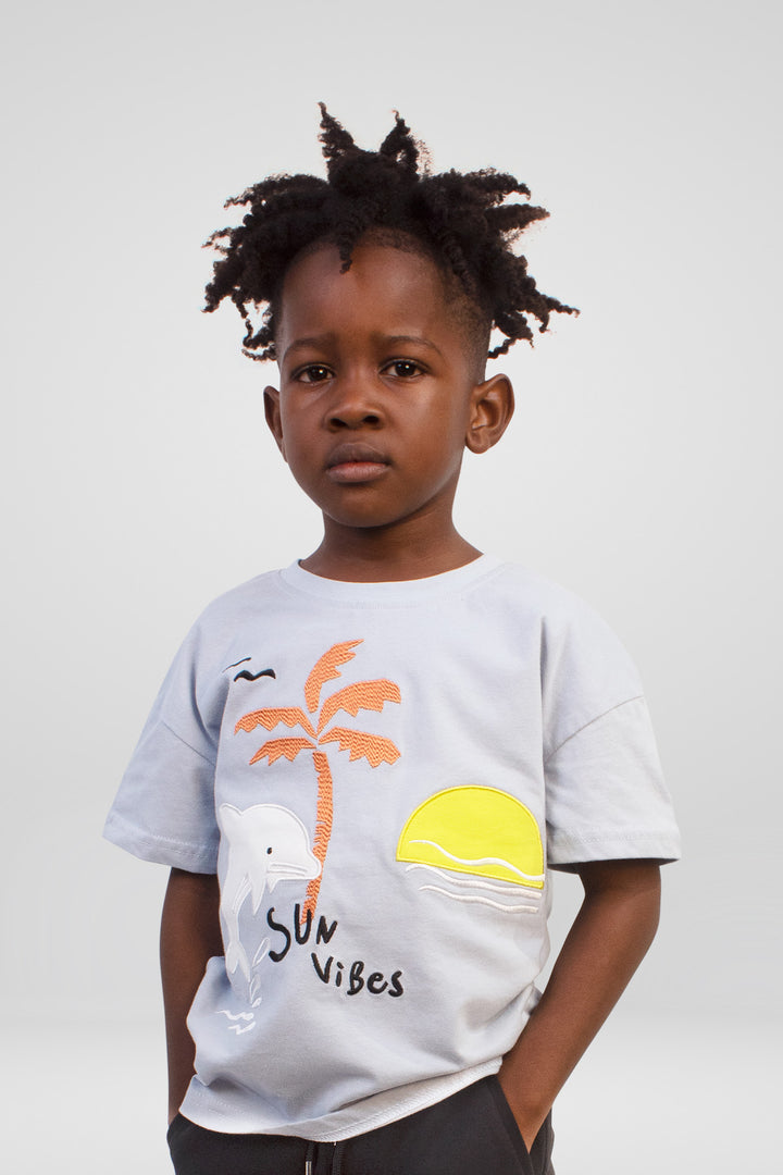 CRIANÇA-T-SHIRT AZUL CLARA NOVA