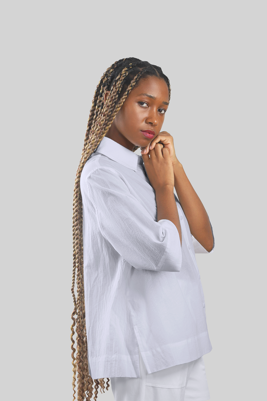 MULHER-CAMISA BRANCA NOVA 2026