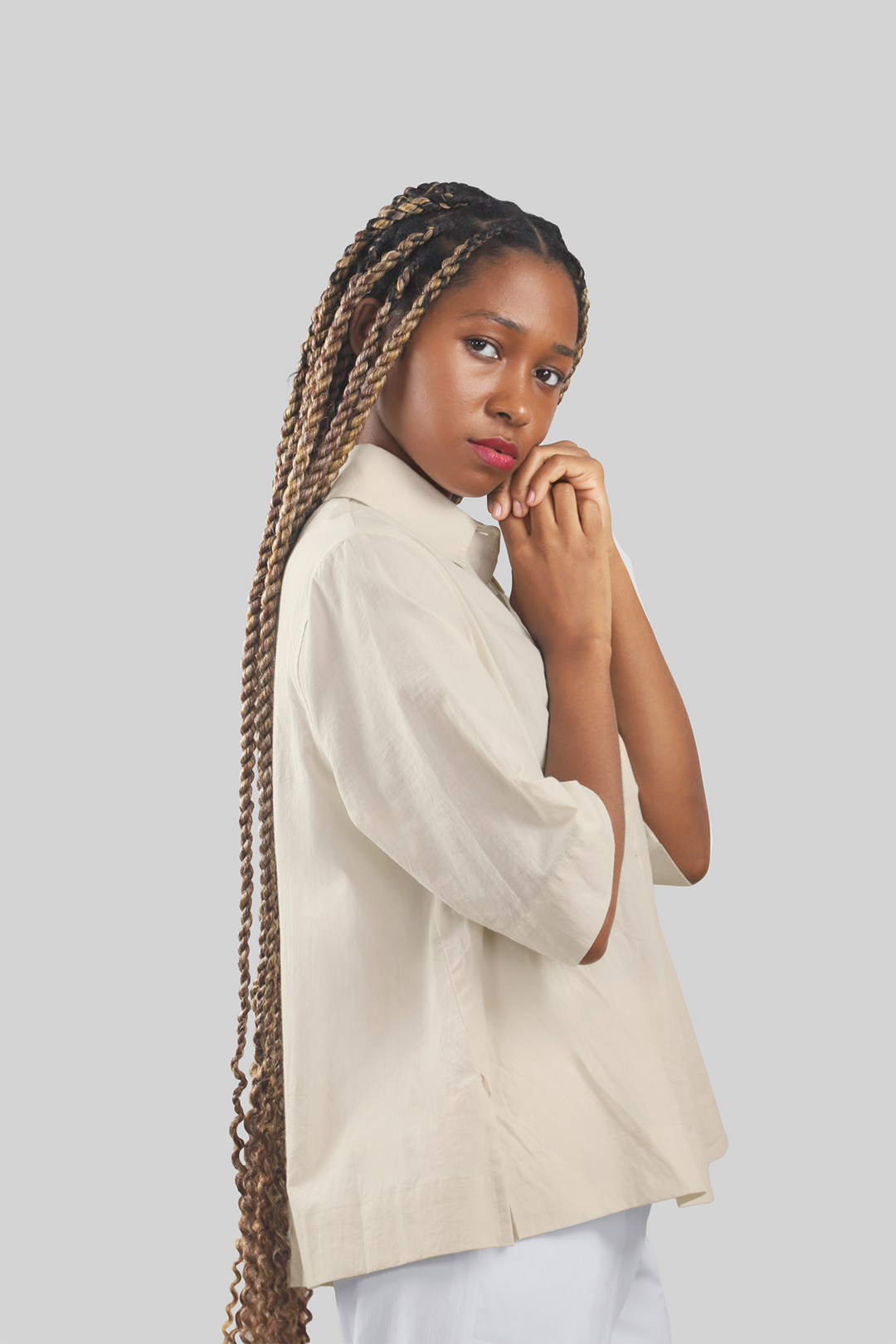 MULHER-CAMISA BEGE NOVA 2026