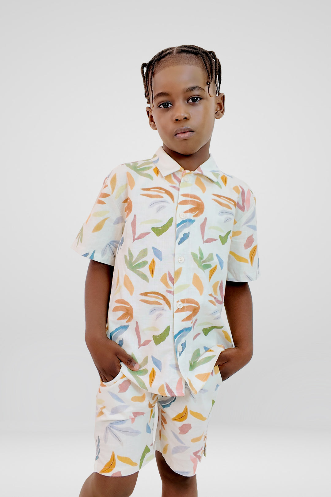 CRIANÇA-CAMISA COM ESTAMPAS COLORIDAS NOVA