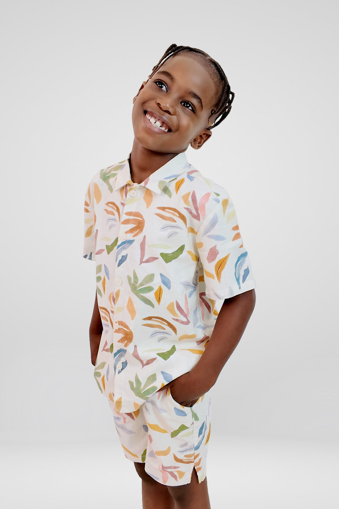 CRIANÇA-CAMISA COM ESTAMPAS COLORIDAS NOVA