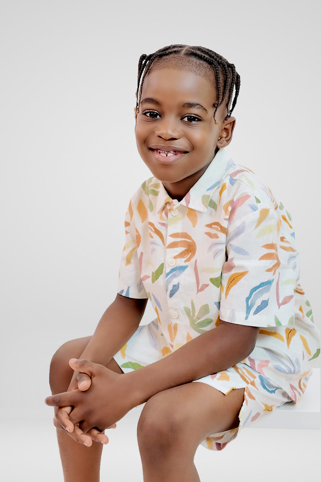 CRIANÇA-CAMISA COM ESTAMPAS COLORIDAS NOVA