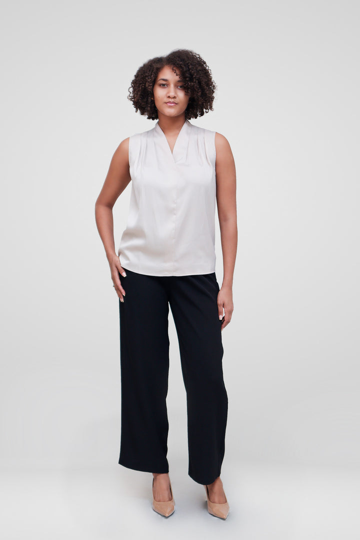 MULHER-BLUSA BEGE NOVA