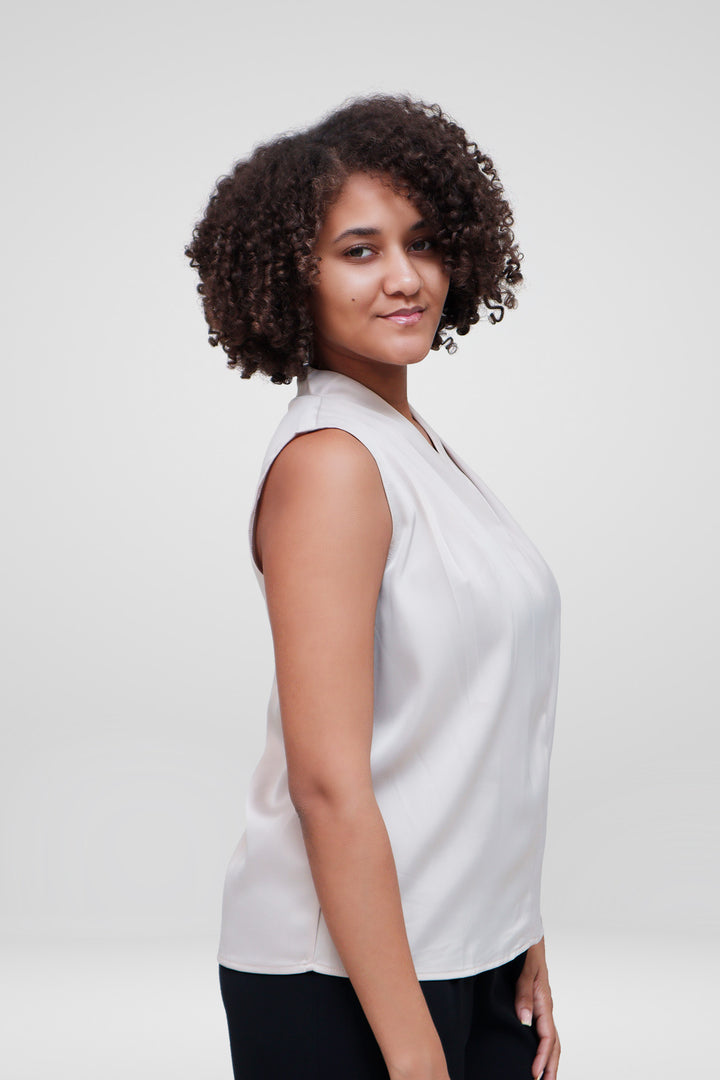 MULHER-BLUSA BEGE NOVA