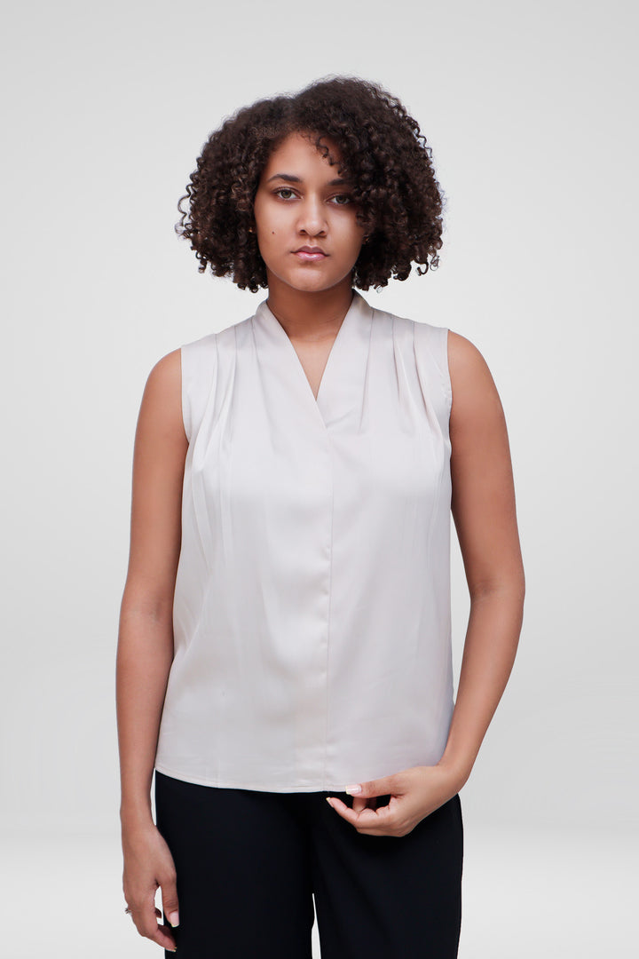 MULHER-BLUSA BEGE NOVA