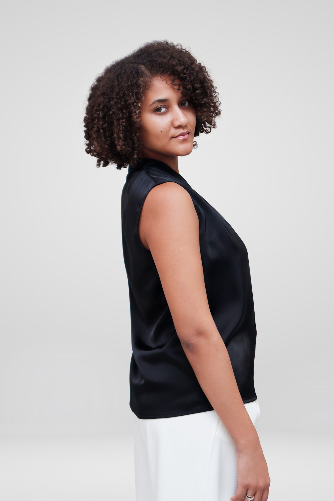 MULHER-BLUSA PRETA NOVA