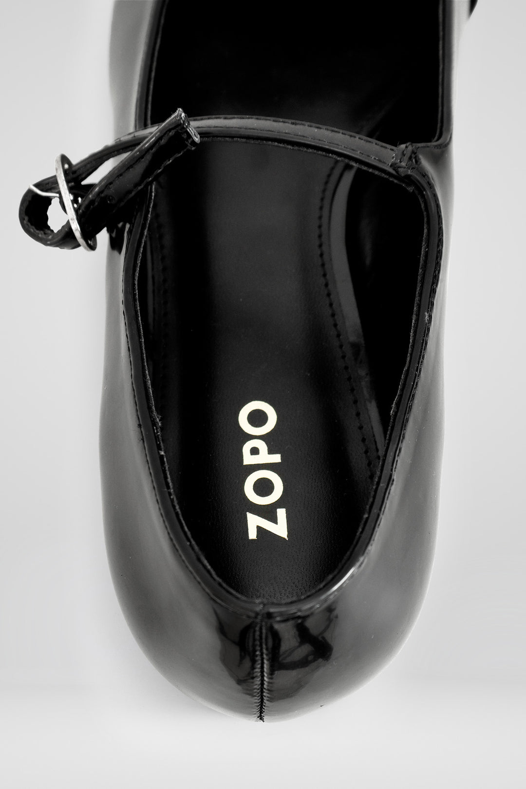 MULHER-SAPATO PRETO NOVO