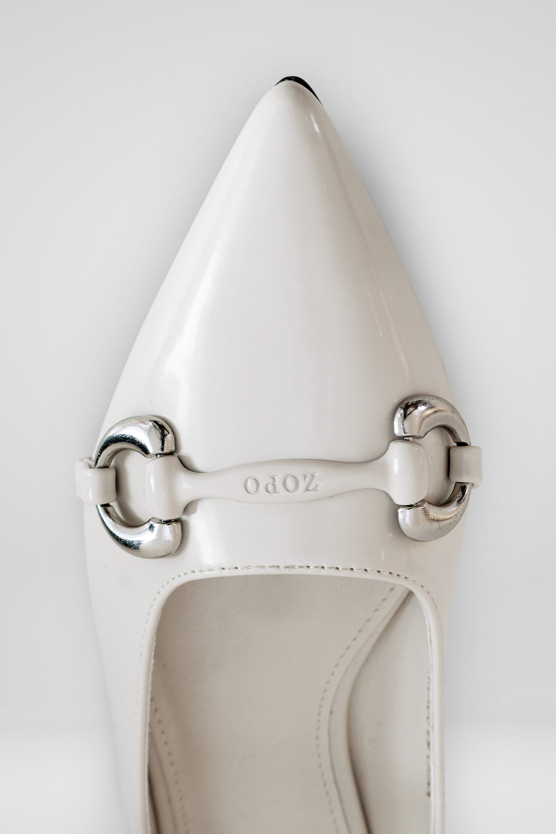 MULHER-SAPATO BRANCO NOVO