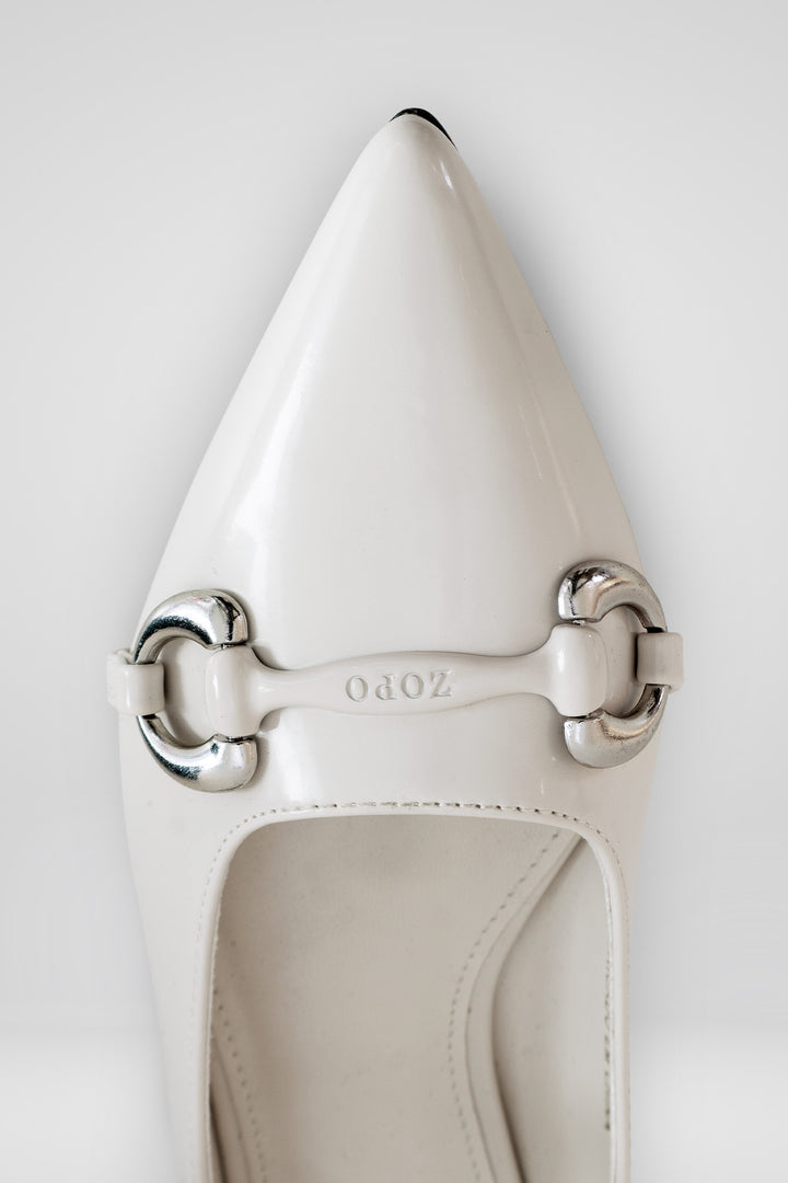 MULHER-SAPATO BRANCO NOVO