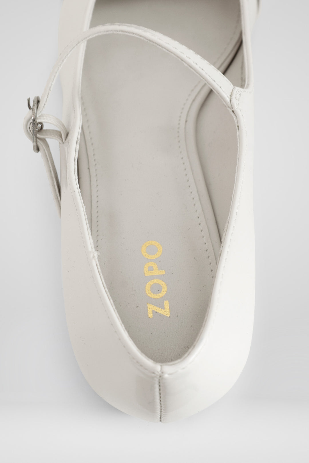 MULHER-SAPATO BRANCO NOVO