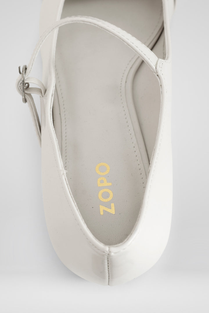 MULHER-SAPATO BRANCO NOVO