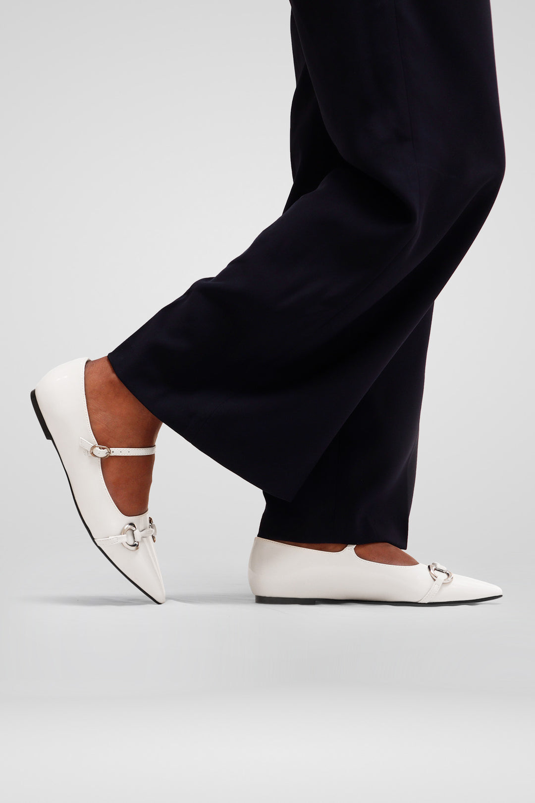 MULHER-SAPATO BRANCO NOVO