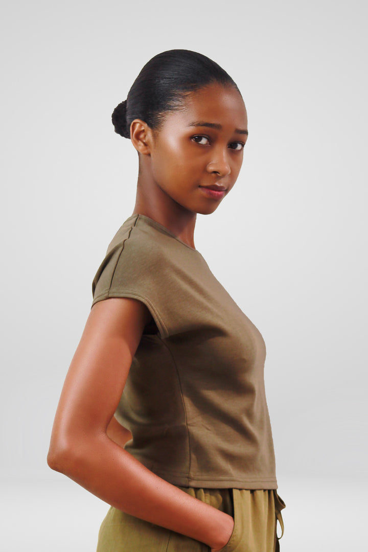 MULHER-BLUSA VERDE NOVA