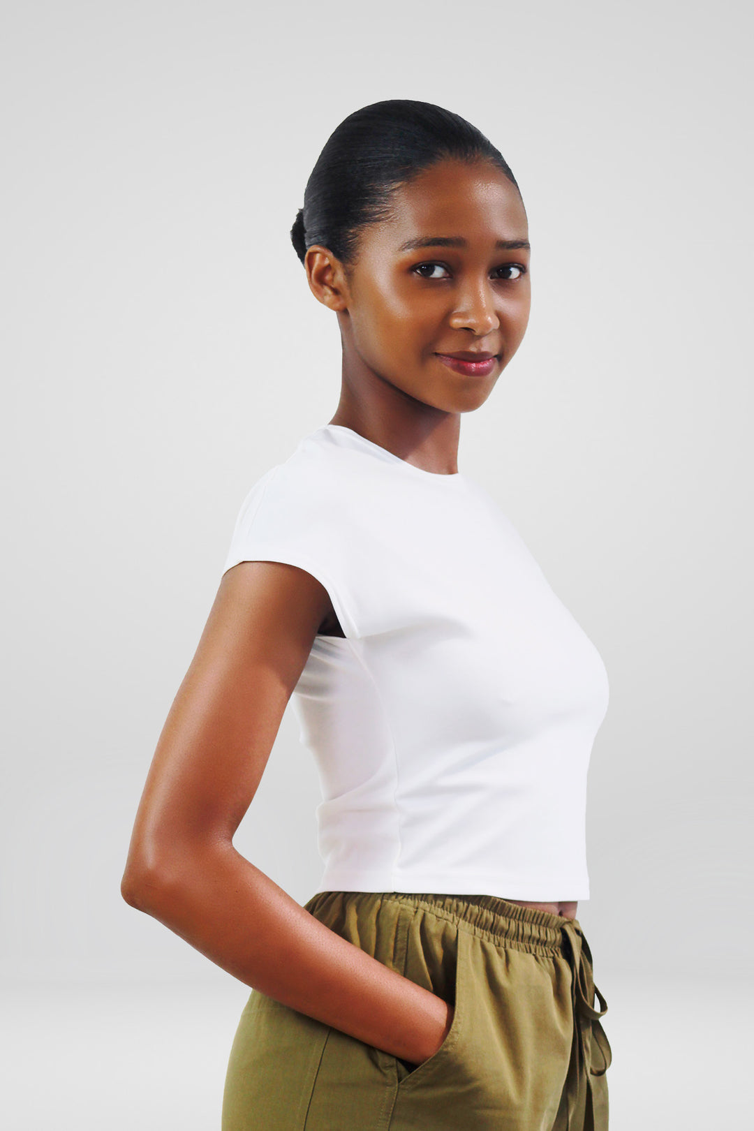 MULHER-BLUSA BRANCA NOVA