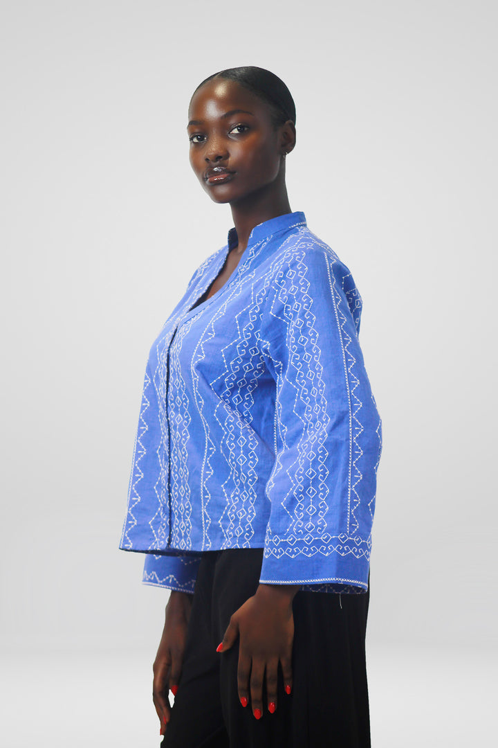 MULHER-BLUSA AZUL NOVA