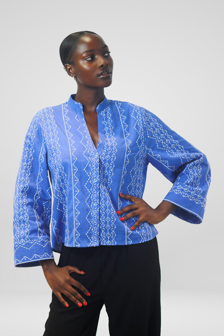 MULHER-BLUSA AZUL NOVA