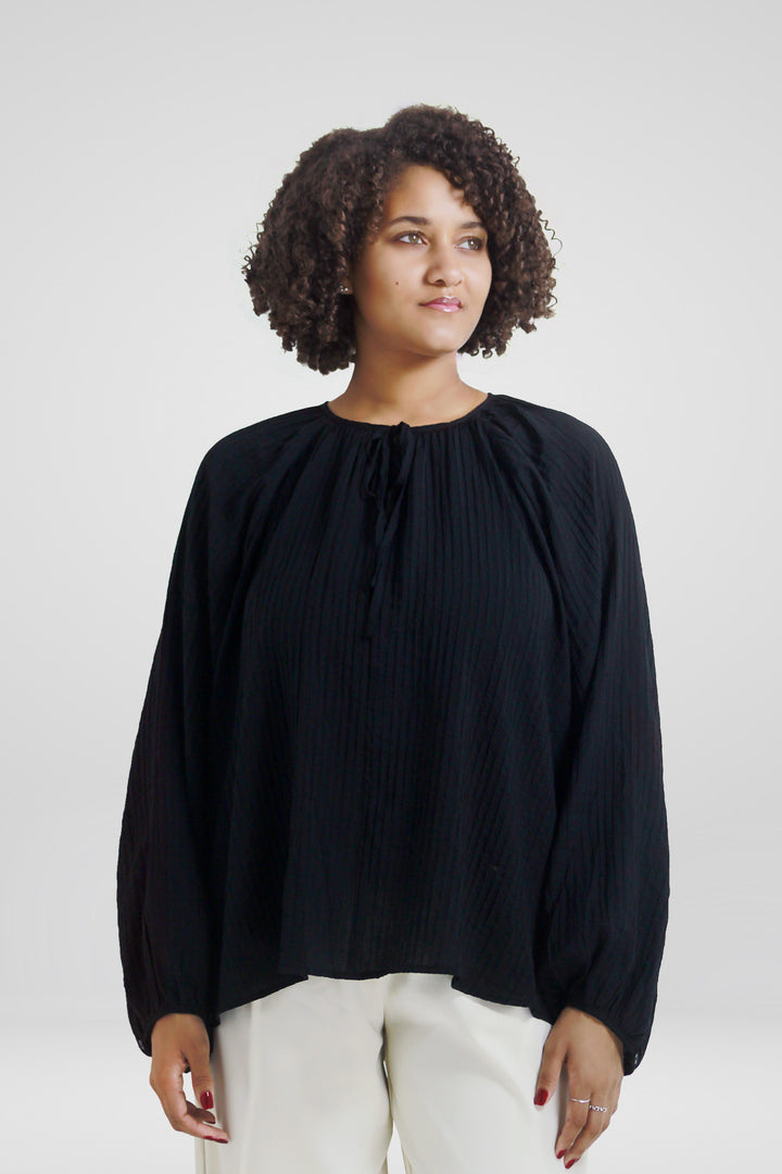 MULHER-BLUSA PRETA NOVA