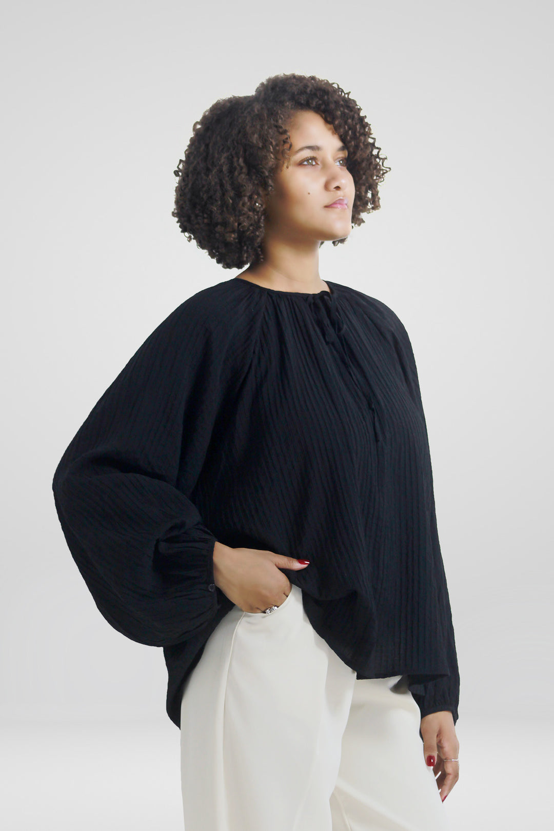 MULHER-BLUSA PRETA NOVA