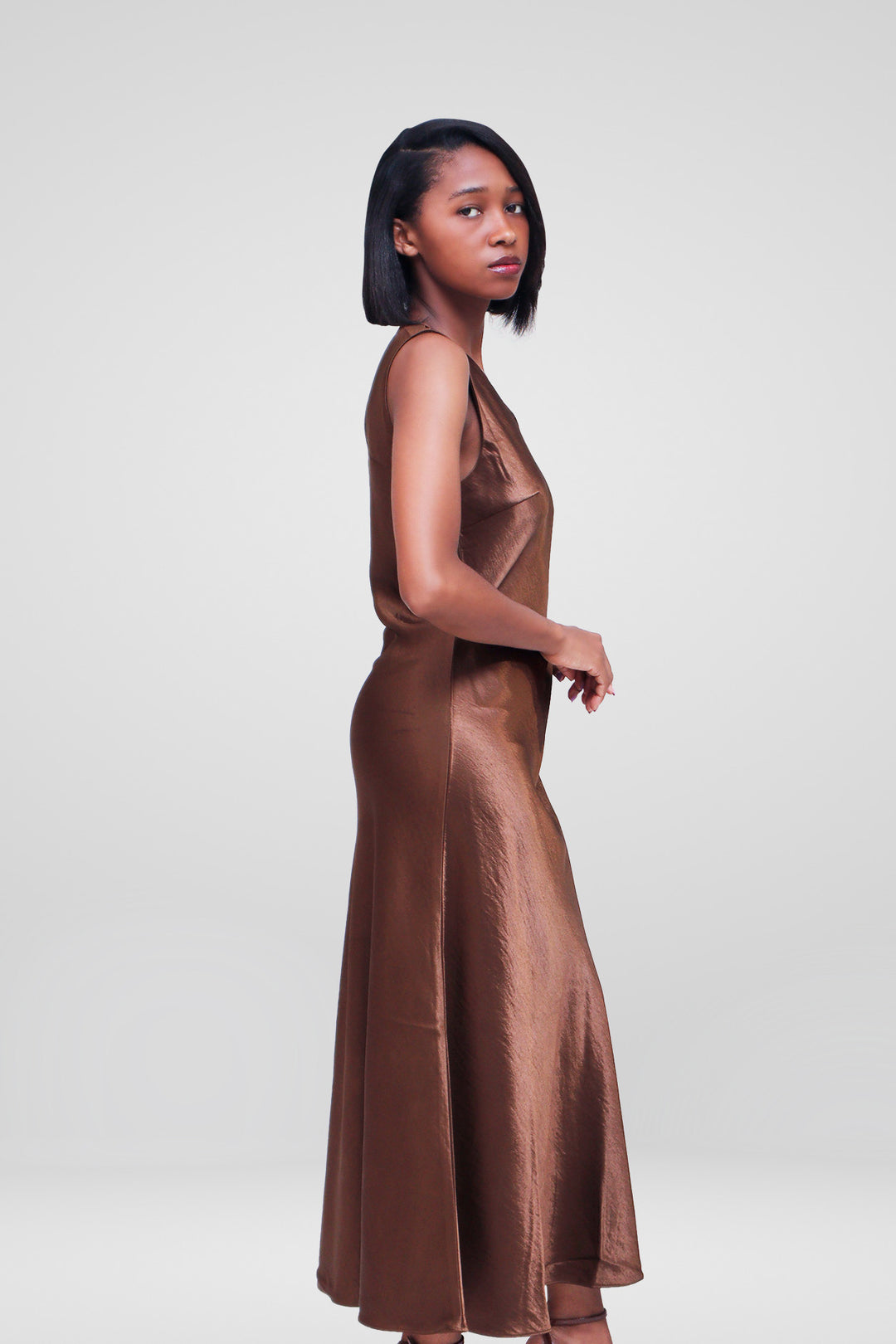 MULHER-VESTIDO CASTANHO NOVO