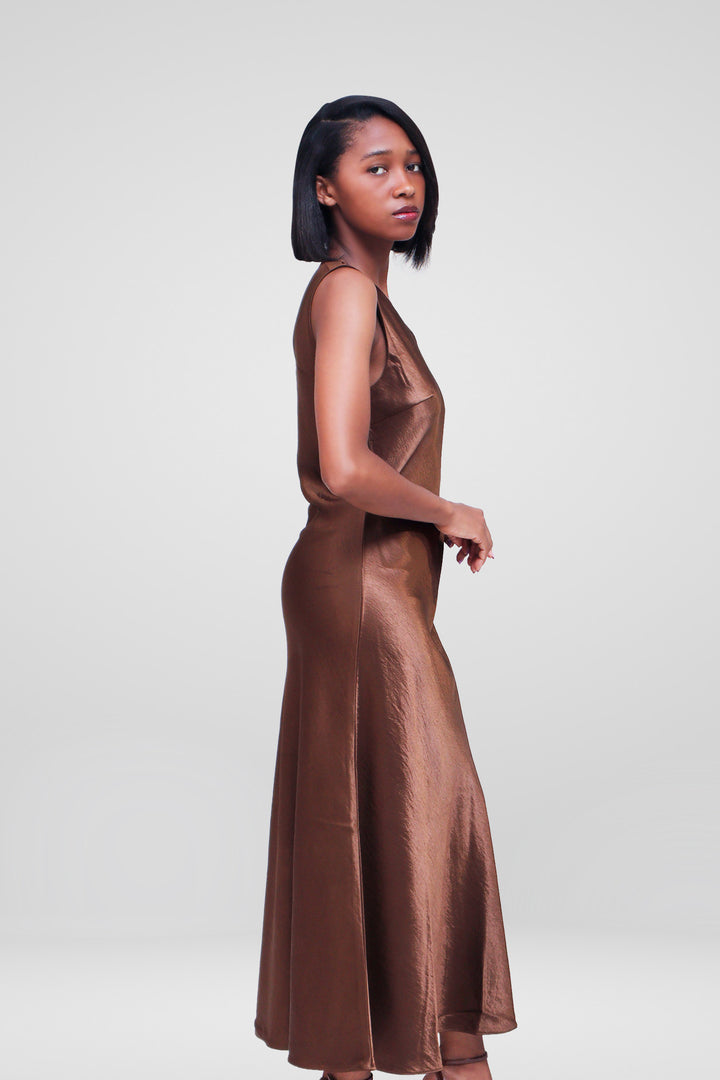 MULHER-VESTIDO CASTANHO NOVO