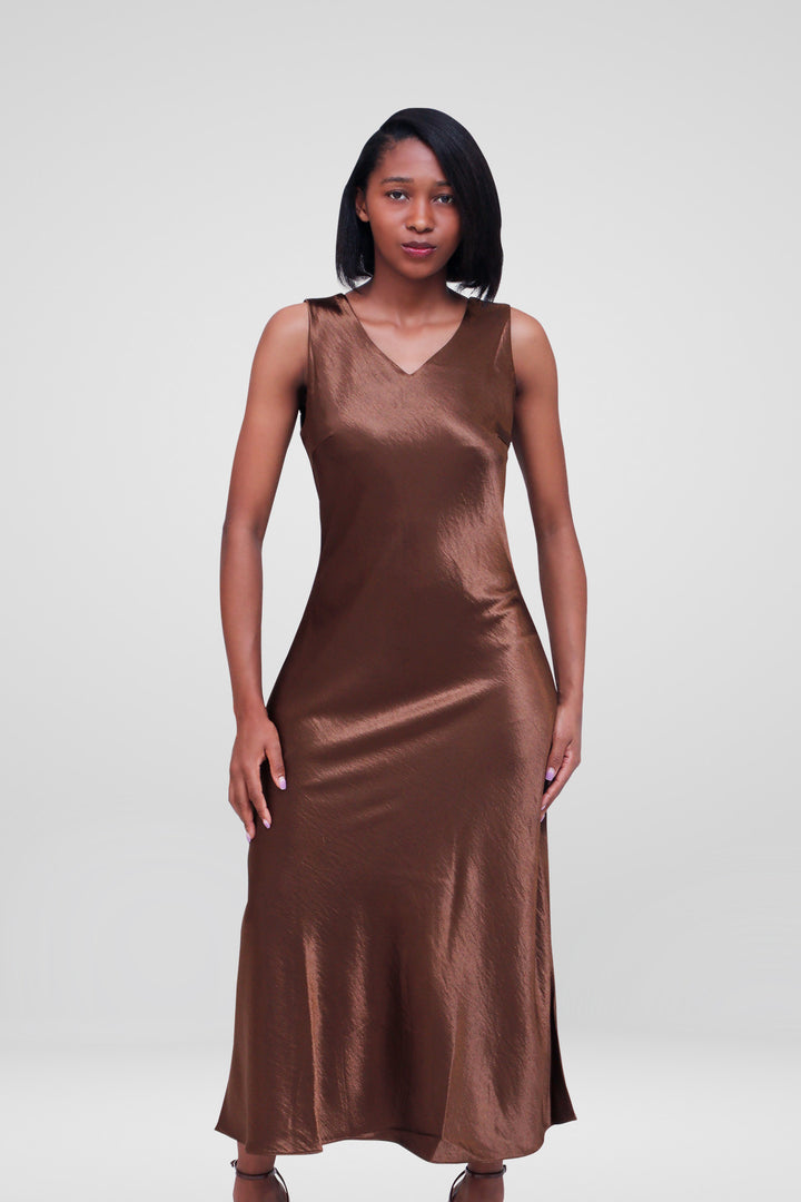 MULHER-VESTIDO CASTANHO NOVO