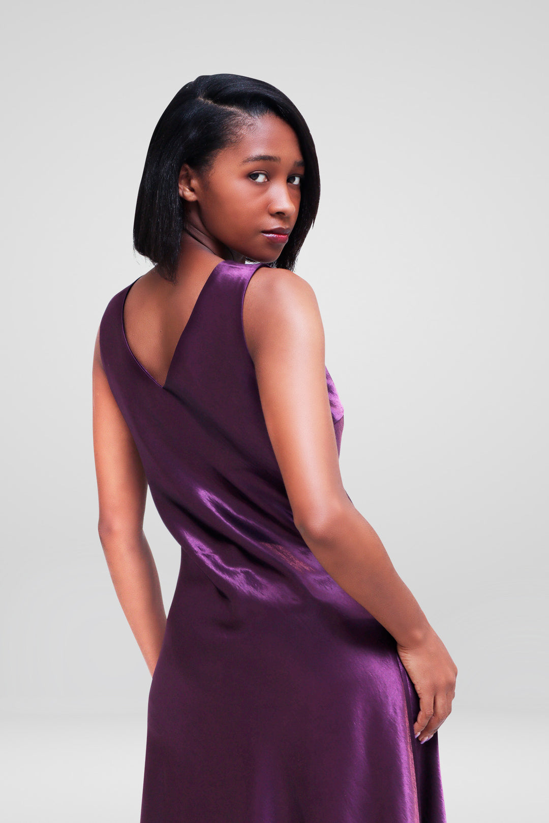 MULHER-VESTIDO LILÁS NOVO