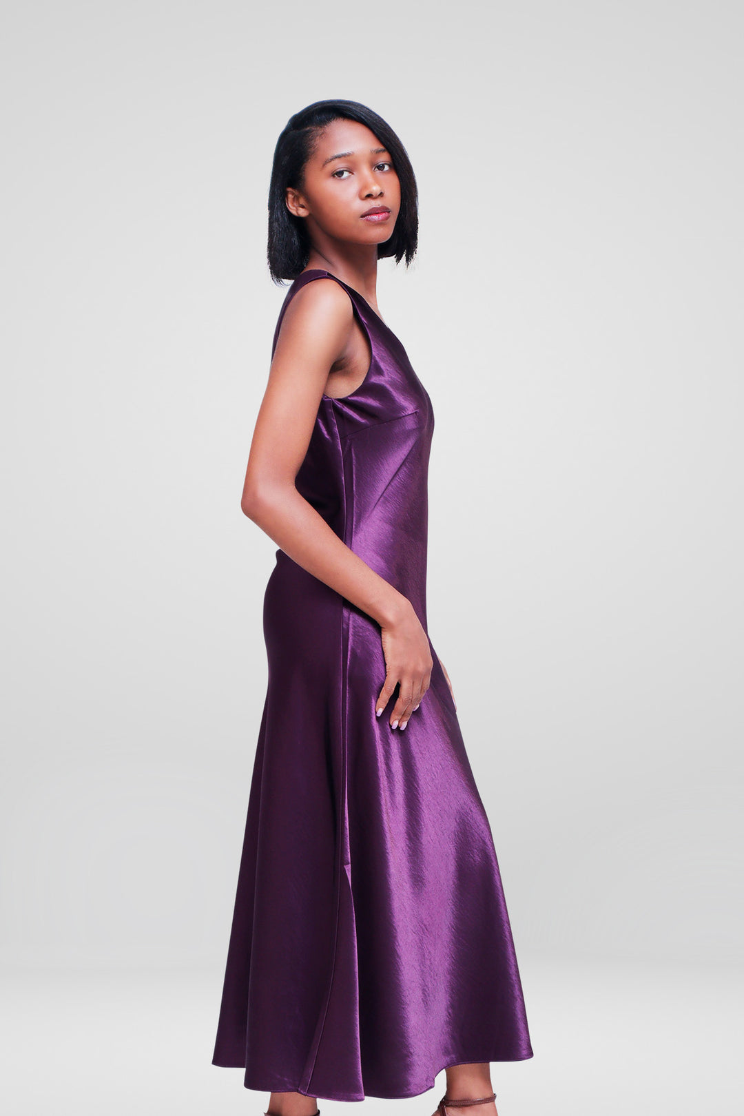 MULHER-VESTIDO LILÁS NOVO