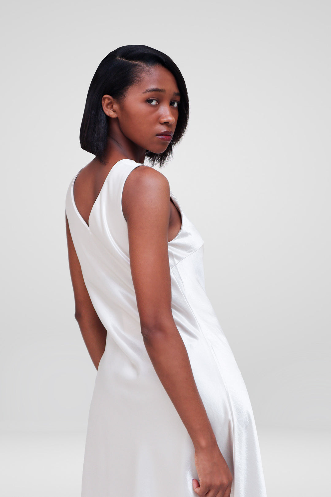 MULHER-VESTIDO BRANCO NOVO